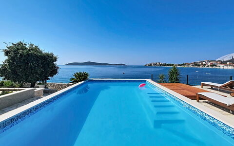 Bliss: Blau, Schwimmbad, Wasser, Resort, Meer, Küsten Und Ozeanische Forms, Eco Hotel, Gartenmöbel, Freizeit, Küste