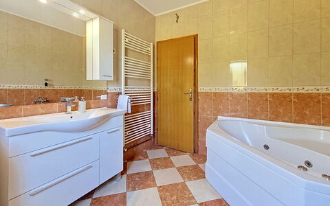 Ivana: Flooring, Fussboden, Interior Design, Armatur, Decke, Zimmer, Installation, Fliese, Zapfhahn, Badezimmer