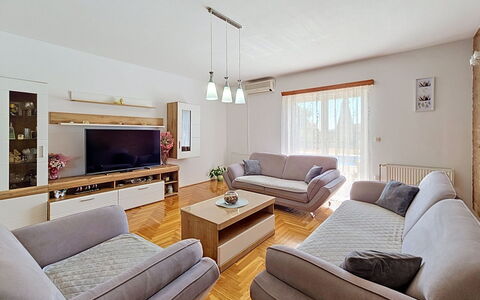 Ivana: Möbel, Interior Design, Couch, Flooring, Fussboden, Wohnzimmer, Zimmer, Holz, Decke, Tabelle