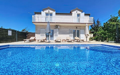 Ivana: Schwimmbad, Resort, Estate, Regenschirm, Schatten, Hotel, Villa, Gartenmöbel, Thermae, Ferienort