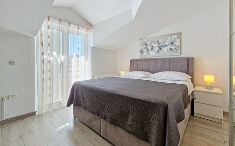 Ivana: Möbel, Interior Design, Flooring, Fussboden, Bett, Schlafzimmer, Decke, Textil, Zimmer, Beleuchtung