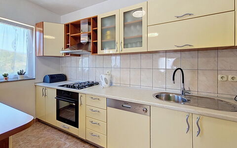 Ivana: Countertop, Cabinetry, Küche, Holz, Flooring, Küchengerät, Interior Design, Möbel, Major Appliance, Zimmer