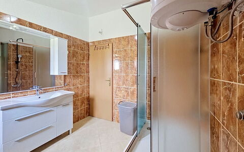 Ivana: Flooring, Armatur, Interior Design, Fussboden, Badezimmer, Bad Sink, Sinken, Decke, Zapfhahn, Spiegel