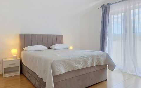 Ivana: Möbel, Bett, Schlafzimmer, Bedding, Interior Design, Bettdecke, Fussboden, Holz, Linens, Flooring
