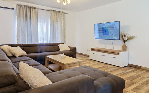 Ivana: Möbel, Interior Design, Flooring, Couch, Fussboden, Holz, Holzboden, Wohnzimmer, Zimmer, Zuhause