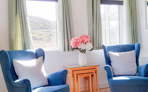 Ballyconneely Hc No.5: Möbel, Blau, Interior Design, Textil, Zimmer, Fussboden, Beleuchtung, Zuhause, Flooring, Wohnzimmer