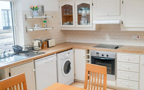 Ballyconneely Hc No.5: Küche, Küchengerät, Countertop, Cabinetry, Möbel, Major Appliance, Interior Design, Flooring, Holz, Fussboden