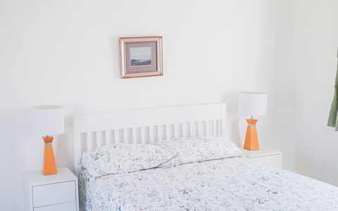 Ballyconneely Hc No.5: Bett, Möbel, Bedding, Schlafzimmer, Bettdecke, Linens, Interior Design, Textil, Nachttisch, Dekokissen