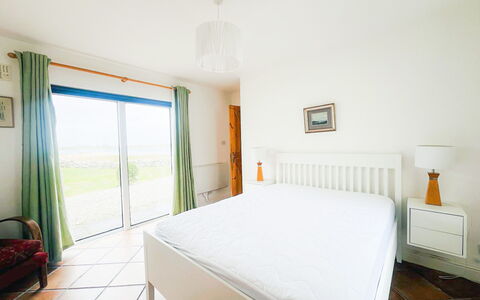 Ballyconneely Hc No.5: Bett, Schlafzimmer, Möbel, Fussboden, Decke, Flooring, Bettdecke, Bedding, Interior Design, Bettrahmen