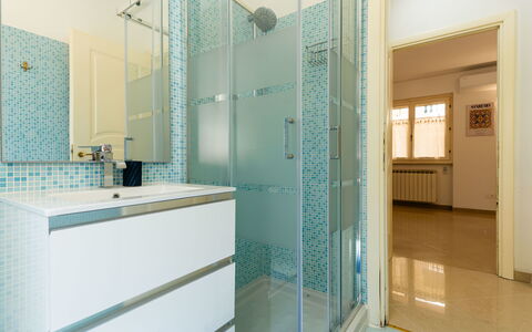 Casa Dell'Ulivo: Flooring, Wand, Fussboden, Interior Design, Armatur, Decke, Tür, Installation, Badezimmer, Badezimmerschrank