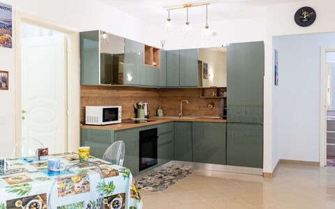 Casa Dell'Ulivo: Möbel, Küche, Cabinetry, Countertop, Interior Design, Küchengerät, Flooring, Major Appliance, Holz, Fussboden