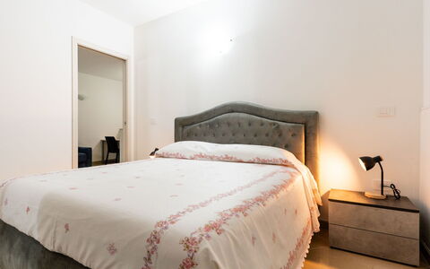 Casa Dell'Ulivo: Bett, Möbel, Bedding, Interior Design, Schlafzimmer, Bettdecke, Fussboden, Wand, Holz, Flooring