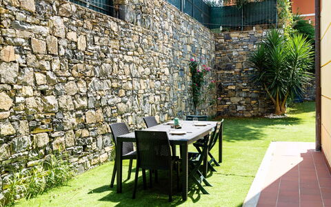 Casa Dell'Ulivo: Steinwand, Schatten, Garten, Gartenmöbel, Hinterhof, Landscaping, Flagstone, Garten, Rasen, Eco Hotel