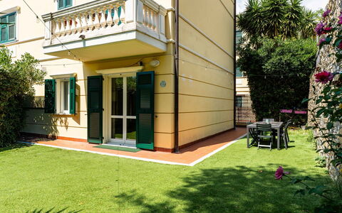 Casa Dell'Ulivo: Zuhause, Wohnung, Balkon, Eigentumswohnung, Rasen, Garten, Landscaping, Hinterhof, Zimmerpflanze, Hotel