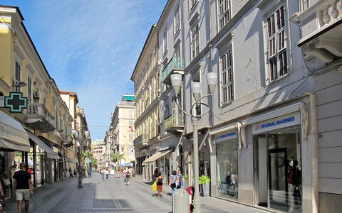 Casa Dell'Ulivo: Daytime, Gebäude, Strassenbelag, Fenster, Stadtgebiet, Stadt, \Stadt, Strasse, Strasse