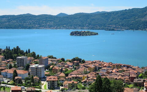 Verbania 695: Gewässer, Bergforms, Hügel, Küsten Und Ozeanische Forms, Wohngebiet, Küste, Horizont, Landschaft, Berg, Bank