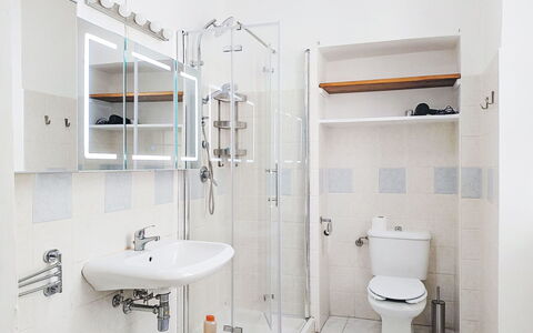 Verbania 695: Badezimmer, Armatur, Bad Sink, Interior Design, Sinken, Flooring, Toilette, Fussboden, Zapfhahn, Toilleten Sitz