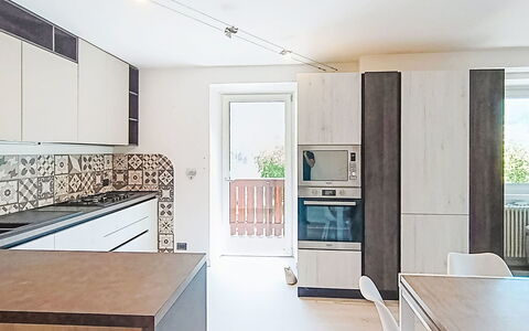 Federica: Flooring, Küche, Interior Design, Countertop, Fussboden, Holz, Decke, Möbel, Küchengerät, Light Fixture