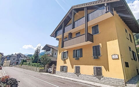 Federica: Gebäude, Fenster, Wohngebiet, Haus, Zuhause, Dach, Menschliche Siedlung, Hütte, Ländliches Gebiet, Dorf