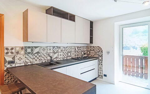 Federica: Flooring, Küche, Interior Design, Wand, Holz, Fussboden, Countertop, Decke, Zimmer, Zuhause