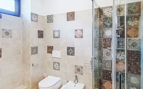 Federica: Flooring, Fussboden, Interior Design, Fliese, Armatur, Tür, Badezimmer, Installation, Toilette