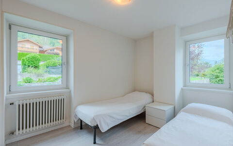 Federica: Schlafzimmer, Decke, Wohnung, Bett, Bettdecke, Bedding, Bettrahmen, Linens, Holzbeize, Daylighting