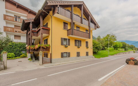 Federica: Fenster, Fassade, Haus, Wohngebiet, Nachbarschaft, Die Architektur, Zuhause, Tür, Menschliche Siedlung, Balkon