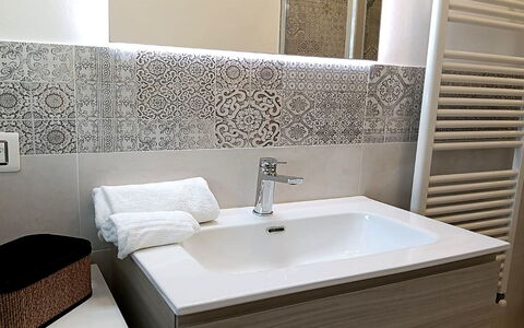 Oasi Blocco a: Armatur, Bad Sink, Flooring, Interior Design, Sinken, Fussboden, Badezimmer, Zapfhahn, Installation, Badezimmerschrank