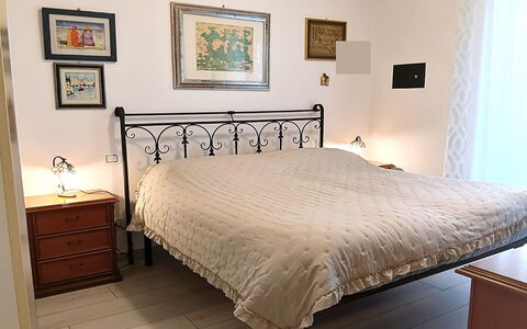 Oasi Blocco a: Bett, Möbel, Schlafzimmer, Bedding, Bettdecke, Flooring, Fussboden, Interior Design, Linens, Bettrahmen