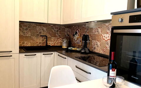 Oasi Blocco a: Küche, Küchengerät, Countertop, Major Appliance, Cabinetry, Holz, Herd, Herd, Interior Design, Flooring