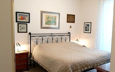 Oasi Blocco a: Bett, Möbel, Bedding, Schlafzimmer, Bettdecke, Interior Design, Linens, Fussboden, Flooring, Zimmer