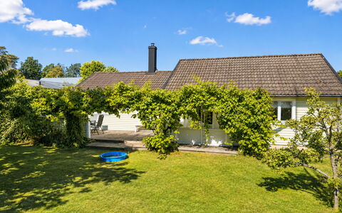 Jennys Pärla: Haus, Strauch, Wohngebiet, Dach, Zuhause, Hütte, Garten, Grundstueck, Schatten, Ground