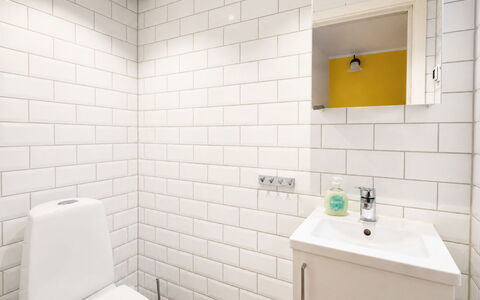 Jennys Pärla: Badezimmer, Wand, Armatur, Flooring, Interior Design, Fussboden, Toilette, Toilleten Sitz, Bad Sink, Sinken