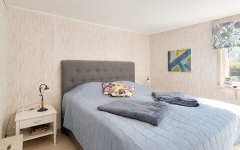 Jennys Pärla: Bett, Möbel, Interior Design, Schlafzimmer, Wand, Bedding, Fussboden, Bettdecke, Flooring, Holz