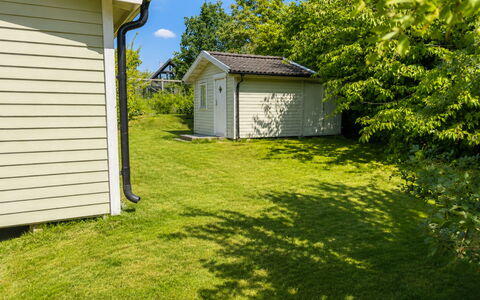Jennys Pärla: Gras, Strauch, Haus, Garten, Abstellgleis, Grundstueck, Zuhause, Rasen, Ground, Hütte