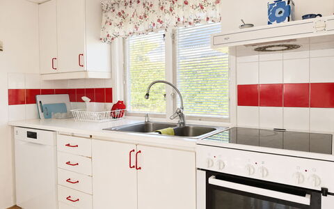 Jennys Pärla: Küche, Countertop, Küchengerät, Cabinetry, Rot, Interior Design, Major Appliance, Sinken, Möbel, Armatur