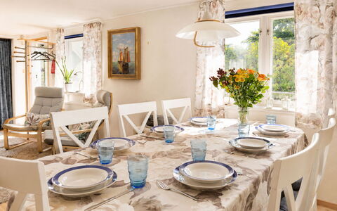 Jennys Pärla: Möbel, Interior Design, Esszimmer, Tabelle, Stuhl, Küche & Esszimmer Tisch, Holz, Flooring, Geschirr, Textil