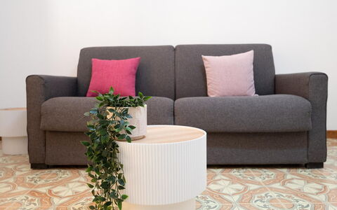 Sole Mare Sicilia: Möbel, Couch, Wohnzimmer, Interior Design, Kissen, Dekokissen, Komfort, Fussboden, Kissen