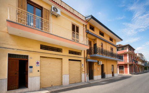 Sole Mare Sicilia: Gebäude, Fenster, Gelb, Strassenbelag, Strasse, \Stadt, Nachbarschaft, Wohngebiet, Strasse, Asphalt