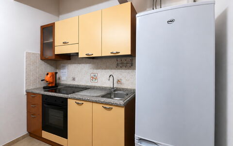 Sole Mare Sicilia: Küchengerät, Küche, Major Appliance, Cabinetry, Holz, Countertop, Haushaltsgerät, Herd, Zimmer, Interior Design