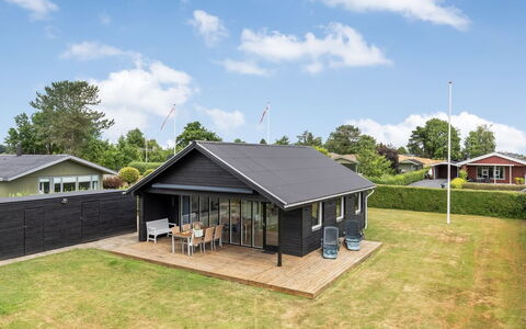 Solvey - 700M from the Sea: Dach, Haus, Zuhause, Hütte, Abstellgleis, Schatten, Garten, Rasen, Design, Estate