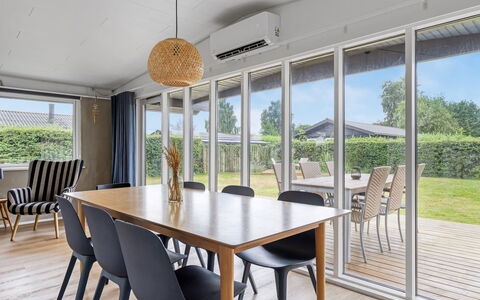Solvey - 700M from the Sea: Möbel, Interior Design, Flooring, Holz, Esszimmer, Küche & Esszimmer Tisch, Fussboden, Tabelle, Decke, Stuhl