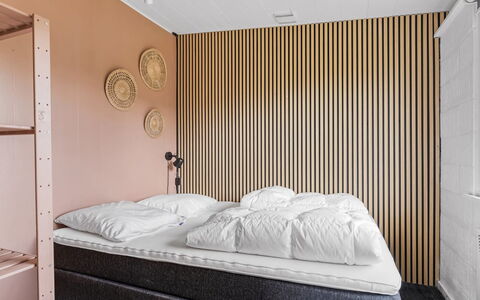Solvey - 700M from the Sea: Wand, Interior Design, Schlafzimmer, Bett, Fussboden, Bettdecke, Flooring, Bedding, Decke, Möbel