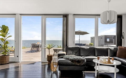 Lin - 80M from the Sea: Möbel, Interior Design, Couch, Flooring, Fussboden, Wohnzimmer, Tabelle, Holzboden, Decke