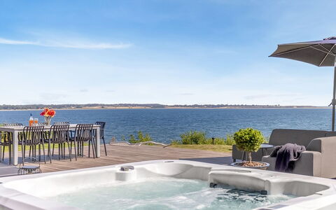 Lin - 80M from the Sea: Badewanne, Armatur, Freizeit, Gartenmöbel, Schwimmbad, Jacuzzi, Regenschirm, Resort, Design