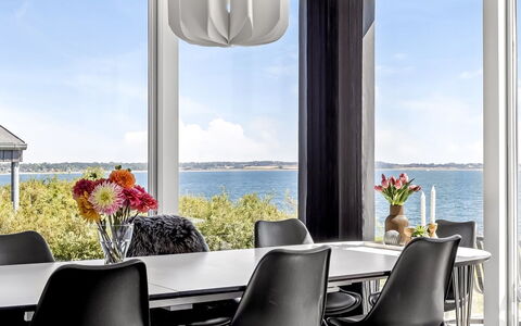 Lin - 80M from the Sea: Interior Design, Möbel, Tabelle, Flooring, Küche & Esszimmer Tisch, Stuhl, Fussboden, Esszimmer, Decke, Beleuchtung
