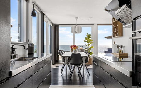 Lin - 80M from the Sea: Küche, Möbel, Countertop, Interior Design, Küchengerät, Decke, Flooring, Cabinetry, Stuhl, Beleuchtung