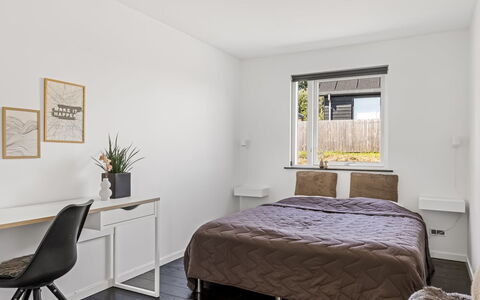 Lin - 80M from the Sea: Möbel, Bett, Interior Design, Schlafzimmer, Decke, Holz, Flooring, Fussboden, Zimmer, Bettdecke
