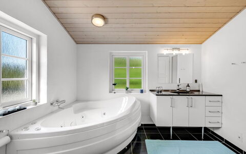 Helma - 580M to the Fjord: Flooring, Interior Design, Armatur, Decke, Fussboden, Badezimmer, Installation, Badewanne, Zuhause, Zapfhahn