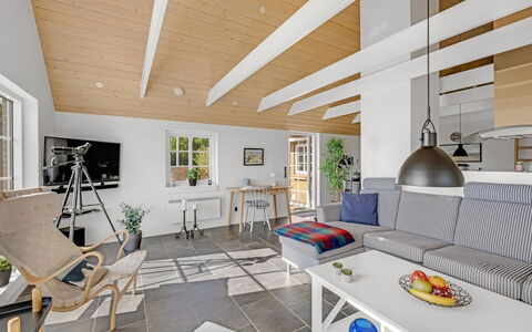 Helma - 580M to the Fjord: Möbel, Interior Design, Flooring, Holz, Decke, Couch, Fussboden, Tabelle, Stuhl, Wohnzimmer